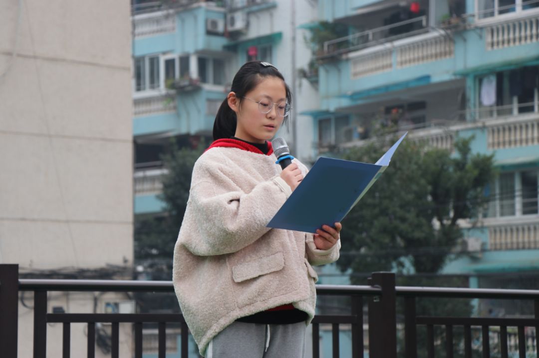 靳桂芝老师担任评委(排序以上图右到左为准 703班 毛亮泽 701班 俞锐