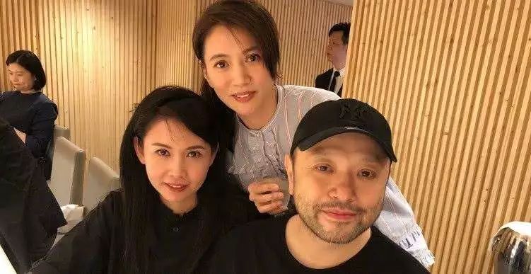 她是香港史上最美女神之一，如今已50歲，和女兒更似是姐妹！