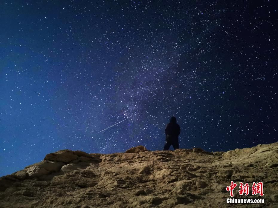 震撼夜空之美!青海水上雅丹上演绝美双子座流星雨