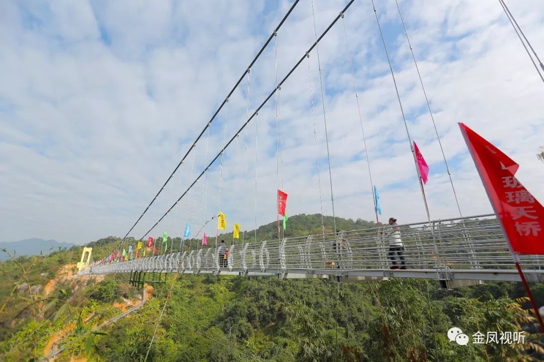 揭东之旅念恩山杯摄影大赛颁奖暨7d玻璃桥落成试业仪式15日在念恩山