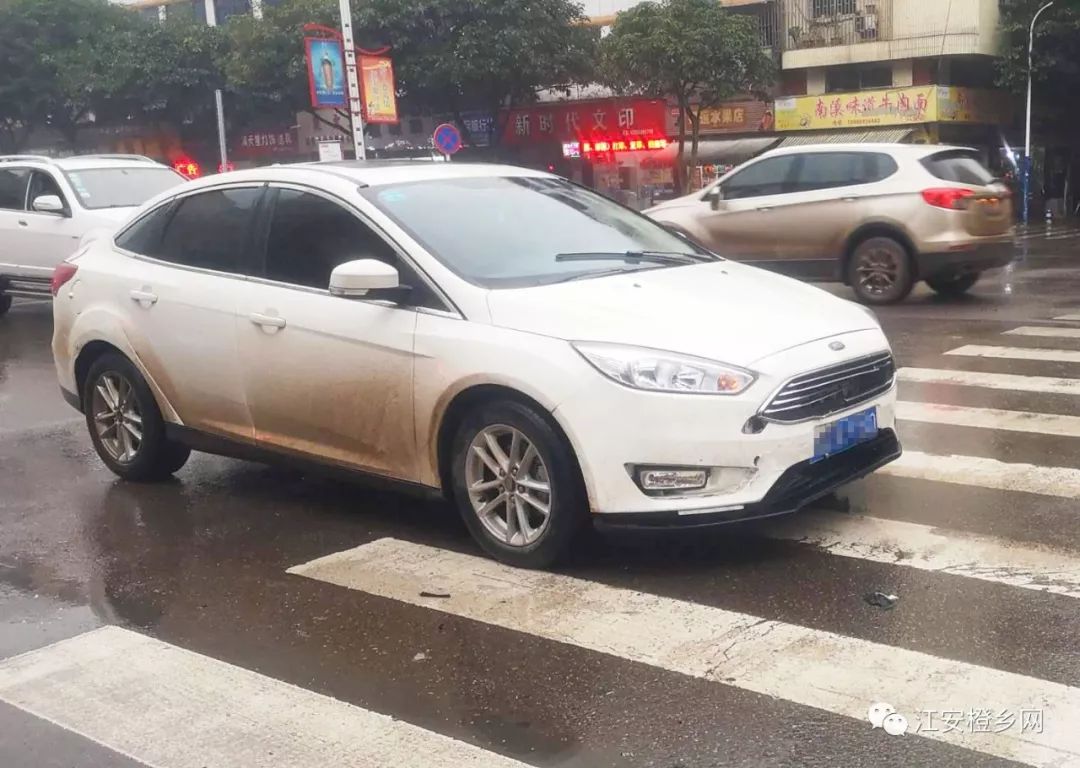 雨天路滑,江安早上发生一起车祸,有人受伤倒地,抽泣不止