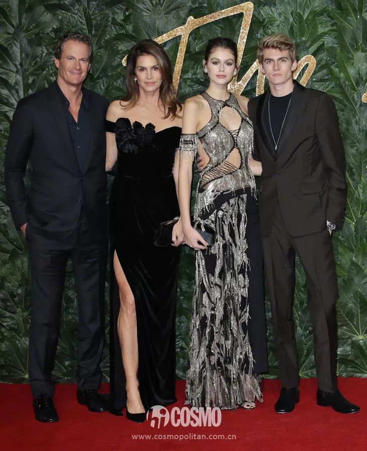 从左起:randegerber,cindy crawford,kaia gerber,presley gerber