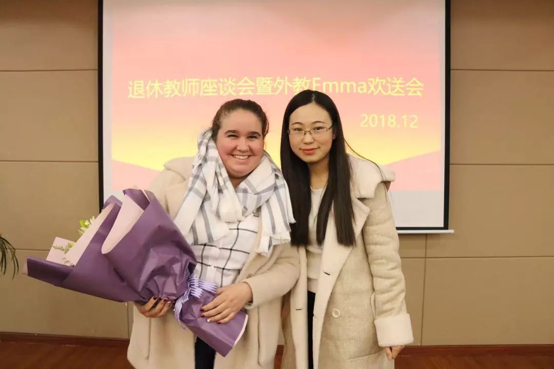 随后,进行美籍外教emma的欢送会,首先先由青年教师钟雅馨老师向emma