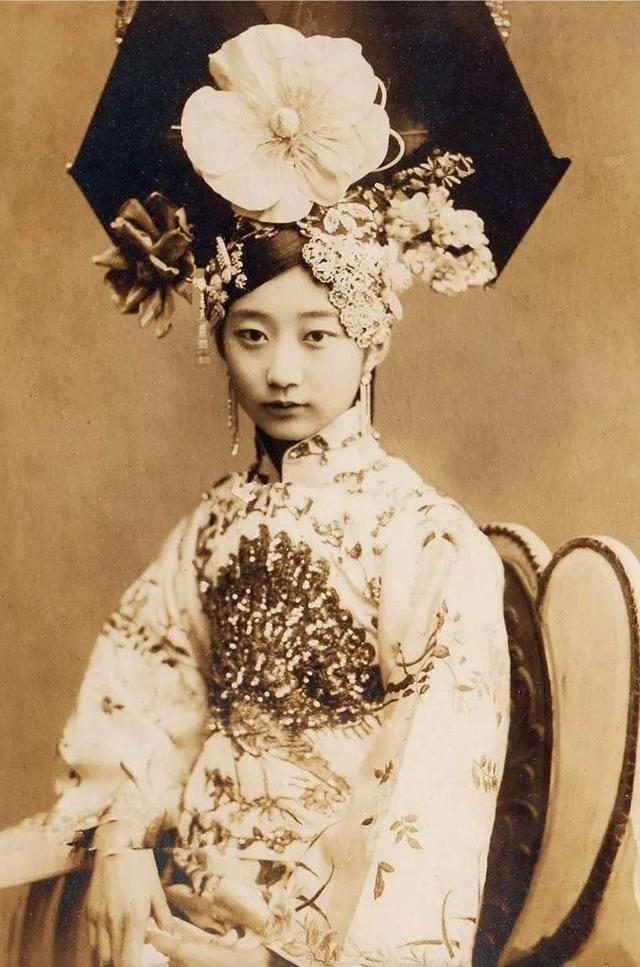 长相在整个清朝贵族女子中算是很漂亮了,至少比清宫中的那些妃子强