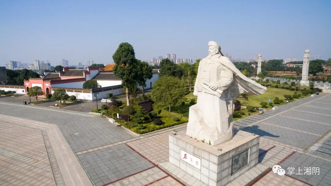 园内建有左宗棠纪念馆,总面积为2600平方米,内设八个展厅和一个多媒体