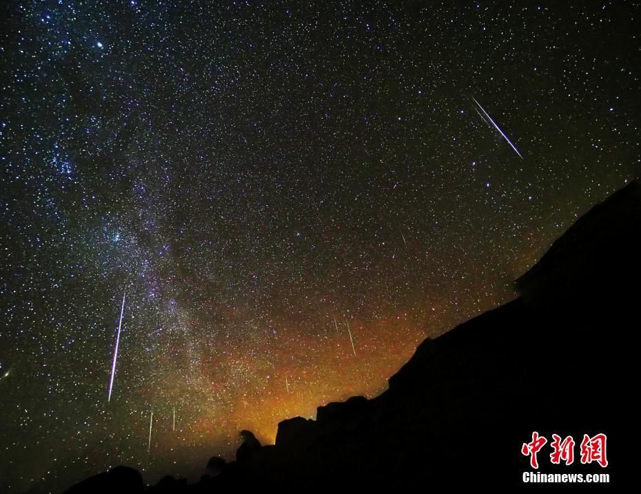 震撼夜空之美!青海水上雅丹上演绝美双子座流星雨