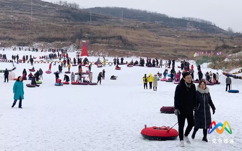 振兴冰雪世界喜迎八方游客02畅游冰上乐园