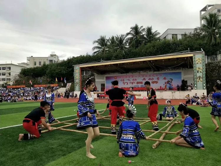 2018年保亭中学新星中学实验中学竹竿舞大赛