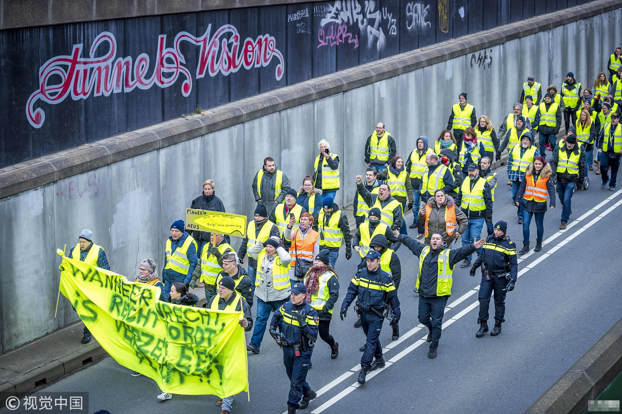 愈演愈烈!“黄背心”示威运动扩散至欧洲多国