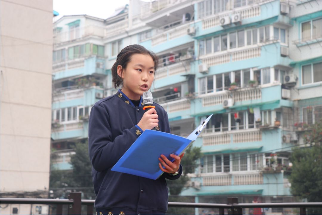 靳桂芝老师担任评委(排序以上图右到左为准 703班 毛亮泽 701班 俞锐