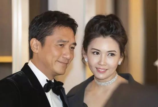 她是香港史上最美女神之一，如今已50歲，和女兒更似是姐妹！