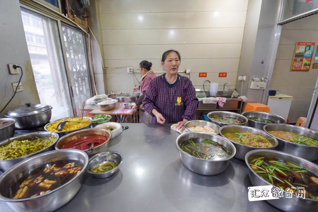 面馆,就在洪三路拐角处,还没跨进店门,便听到老板娘吵架一样的大嗓门"