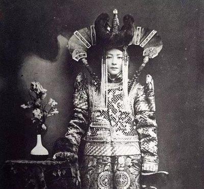 后来婉容跟随溥仪去满洲做伪皇后,下场很悲惨 清末蒙古地区的贵族女性