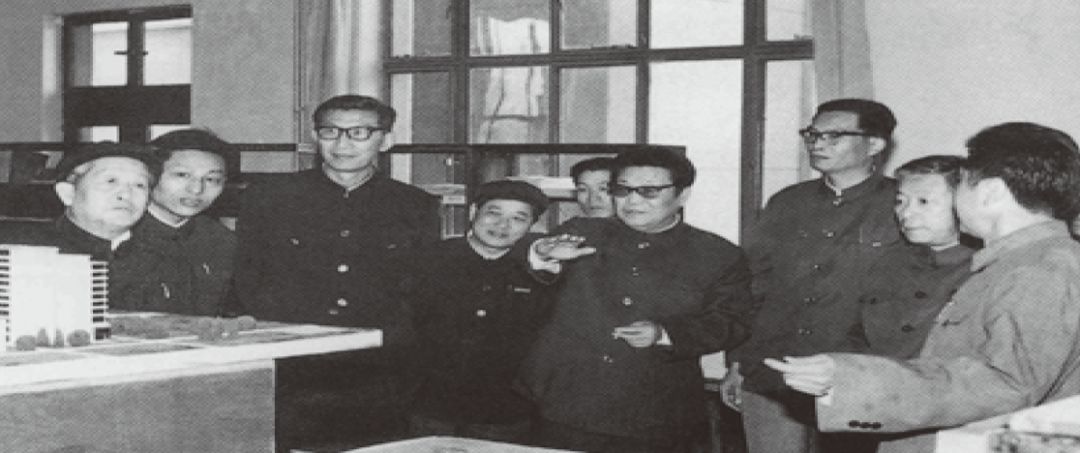 1985 年,山东省委书记梁步庭(前中),副省长陆懋曾(左三),副省长马长贵
