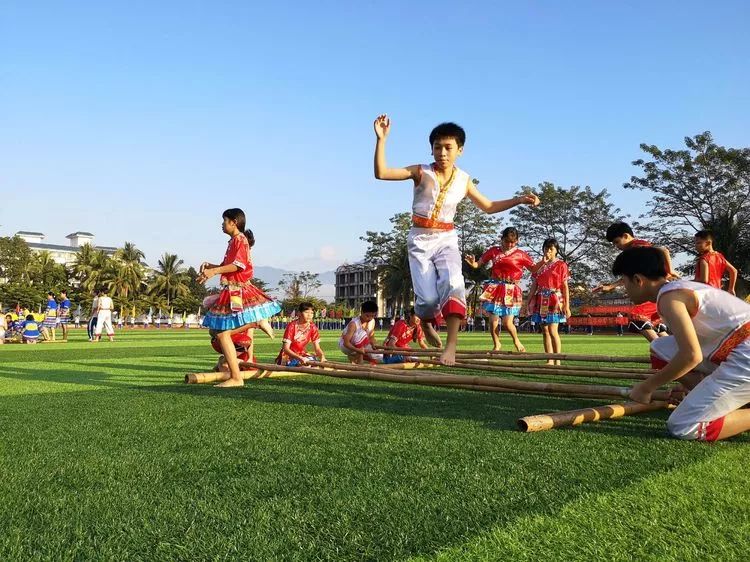 2018年保亭中学新星中学实验中学竹竿舞大赛