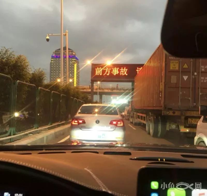 四连撞,路虎"飞骑"小车!杏林大桥突发离奇车祸,网友:堵哭了!