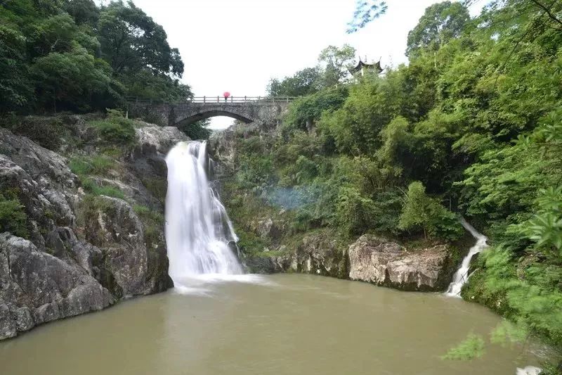 看溪流穿村而过,看漫山落叶缤纷,平阳腾蛟这个村现在很美