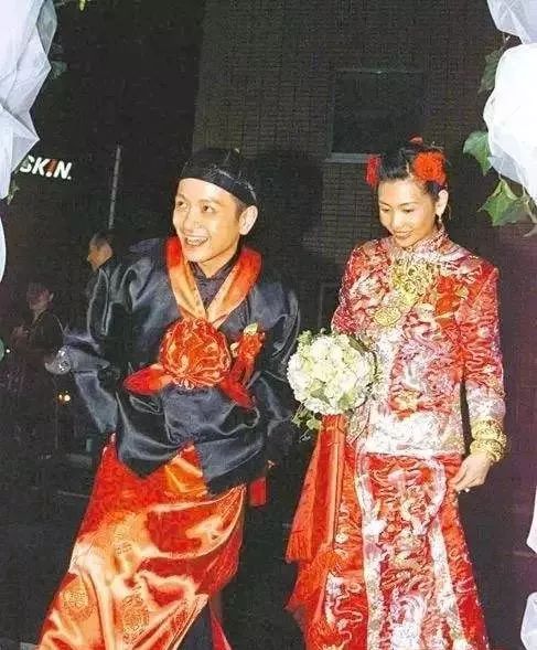 她是香港史上最美女神之一，如今已50歲，和女兒更似是姐妹！