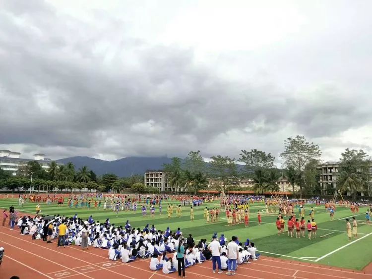 2018年保亭中学新星中学实验中学竹竿舞大赛