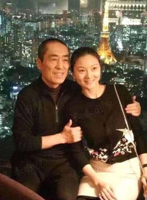 张艺谋妻子儿女近照曝光!37岁陈婷和女儿像姐妹!儿子高大帅气