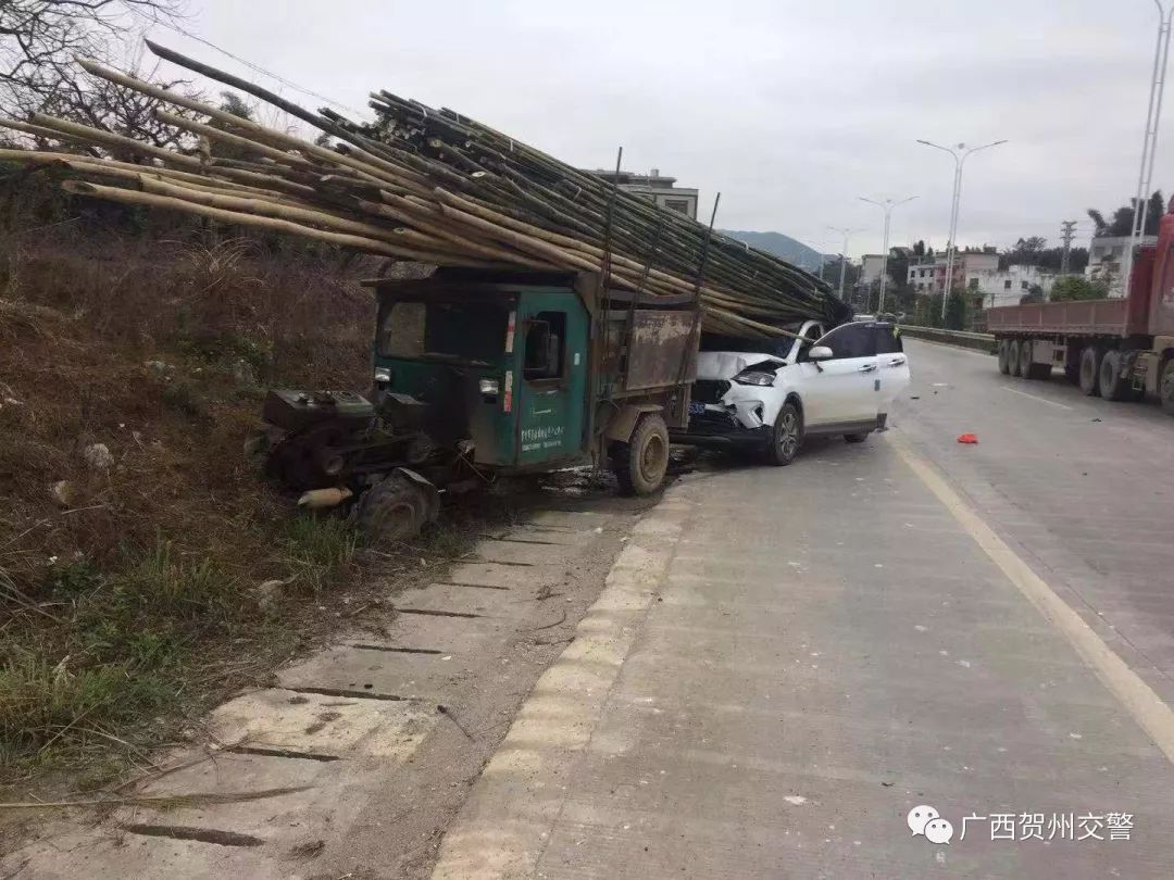 的拖拉机一辆小车因操作不当国道207线贺街莲花路口发生一起交通事故