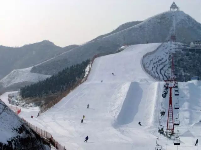 绿城天台山滑雪场是目前台温地区唯一的,设施最齐全,雪道最长的滑雪