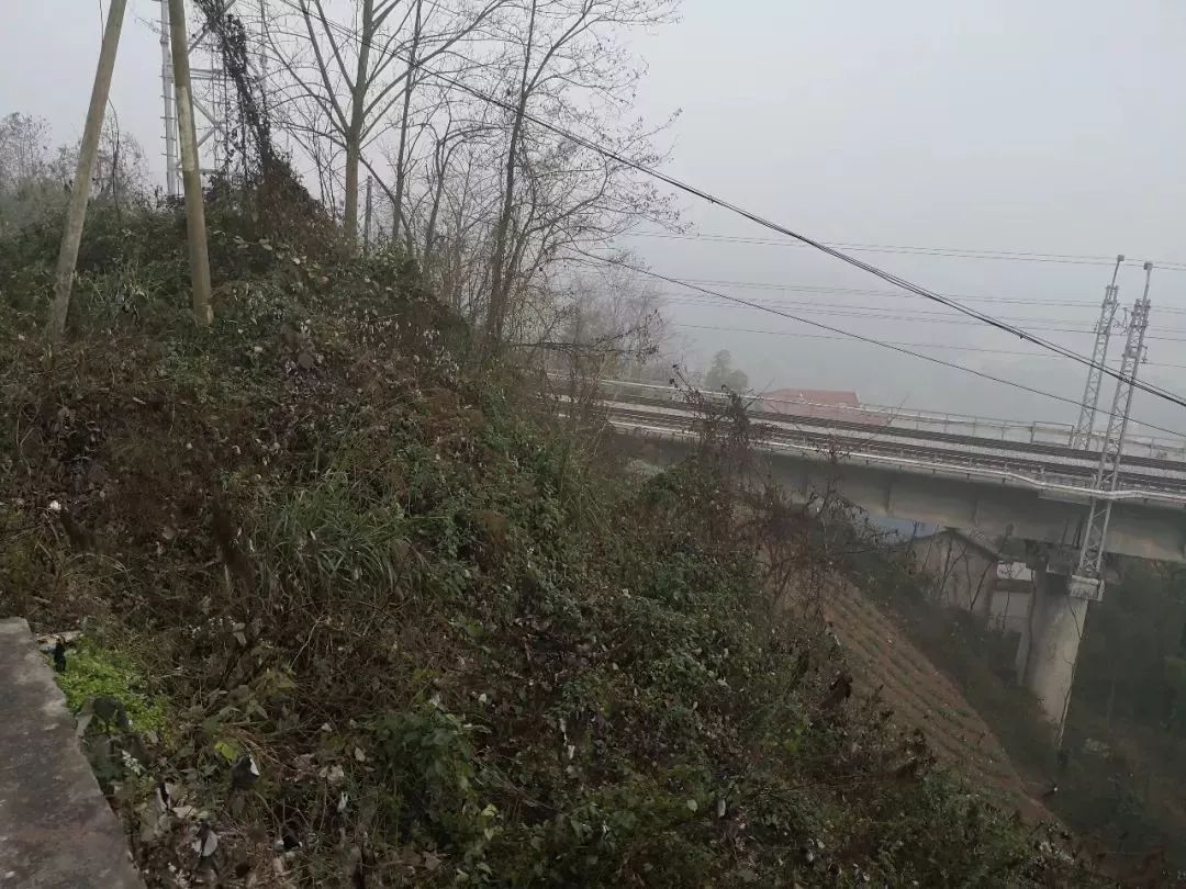 中巴车在建始三里坝发生车祸,幸亏有这个防护工程(视频)