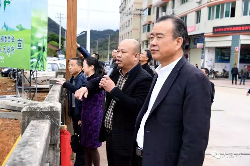 新闻①大田香山北路进展有序②白岩公园有人在耍猴