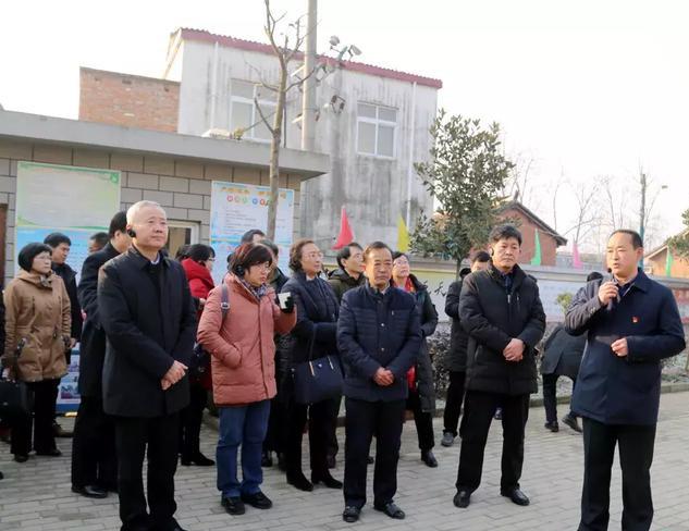 信阳市平桥区区委书记李灵敏介绍了区扶贫工作开展情况.