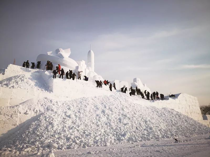 冰雪节主雪雕名为《领航,长65米,宽16米,高20米,6日完成堆雪工作,13