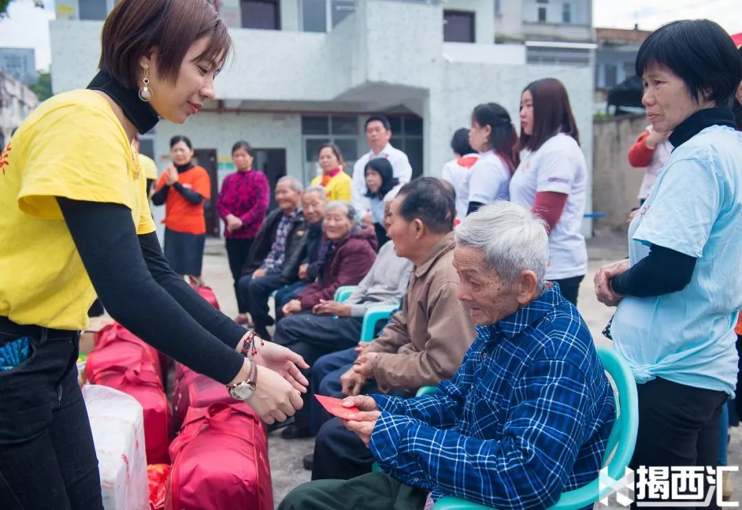 中脉美丽棉湖会所的负责人郑少彪先生向金和镇敬老院代表赠予感谢金