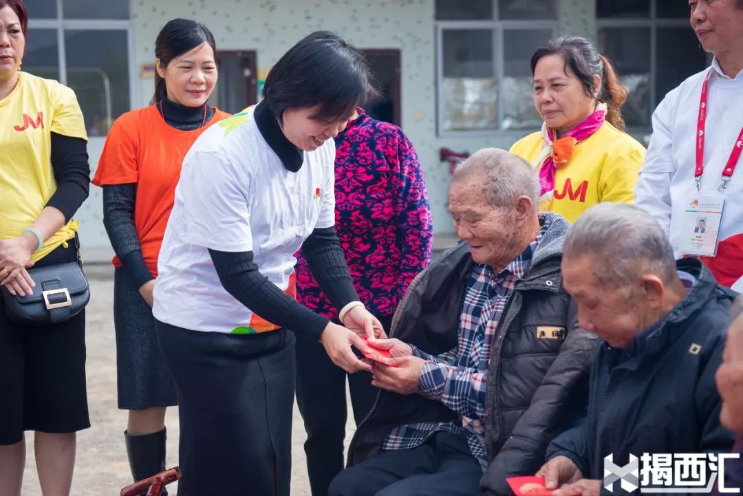 中脉美丽棉湖会所的负责人郑少彪先生向金和镇敬老院代表赠予感谢金