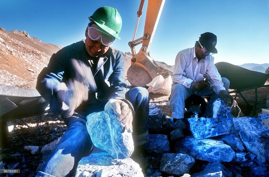 工人挖矿意外挖出蓝色奇石调查发现它们的价值堪比黄金