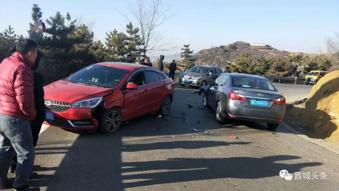 随拍晋城一临崖大弯道突发车祸真吓坏了