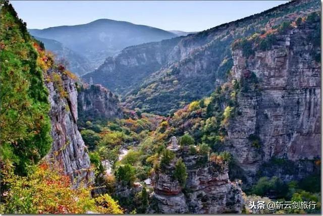 被称之为济南八大景之一的锦屏春晓的龙洞山有一条神秘的大峡谷