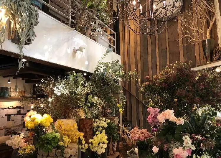 店内一,二两层楼是名叫「fleur universelle」的花店,在喝完咖啡消磨