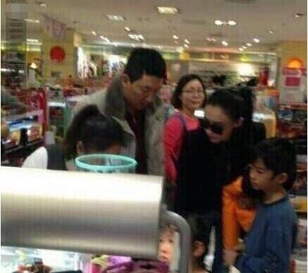 还被拍到过,张柏芝带着儿子与孙东海逛儿童玩具.