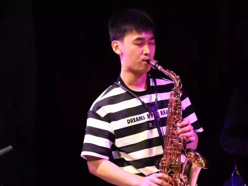 江状星,14岁学习萨克斯,于2015年就读北京现代音乐学院爵士系,随爵士