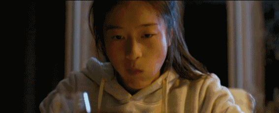 這位撞臉陳冠希or趙本山的21歲少女，16歲時就完美演繹瞭你的“狗血”青春