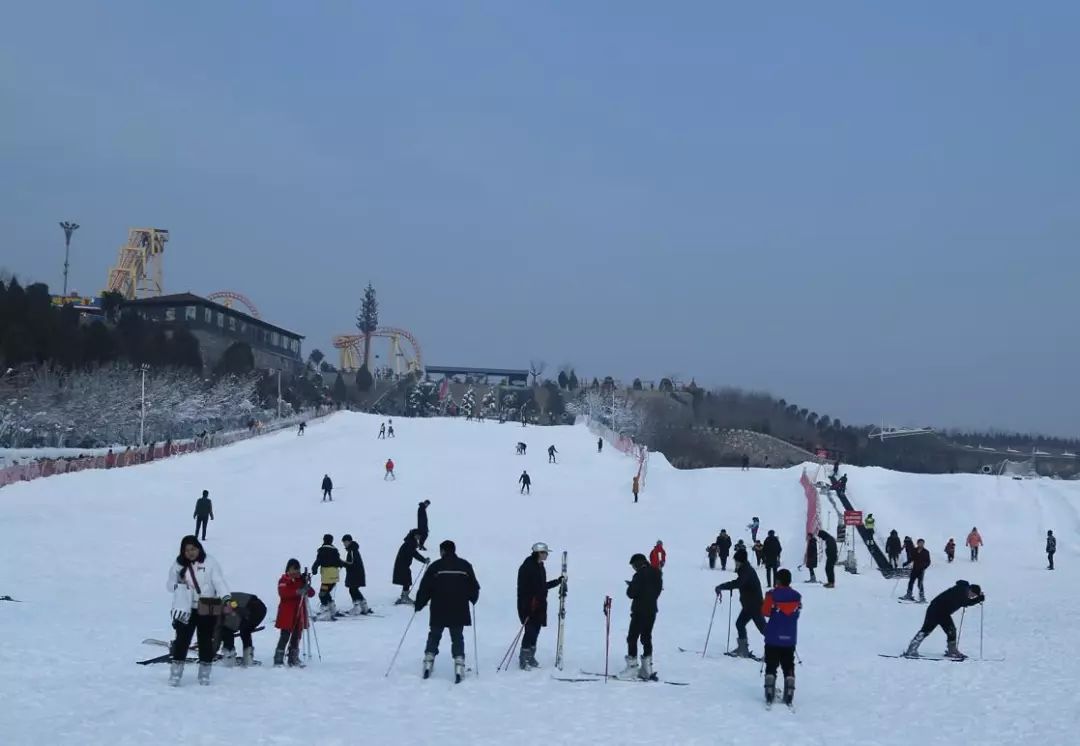 12月15日,五龙山滑雪场热闹非凡,即日起,滑雪季全面开始.