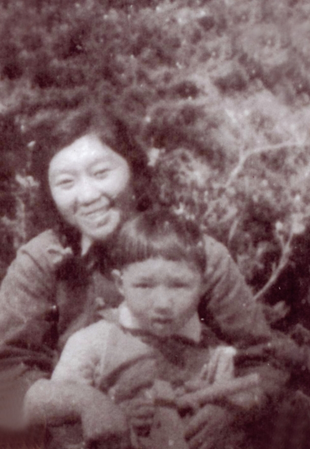 安东的小萝卜头照片中儿童的名字叫曲联合,他的母亲肖文是中共地下