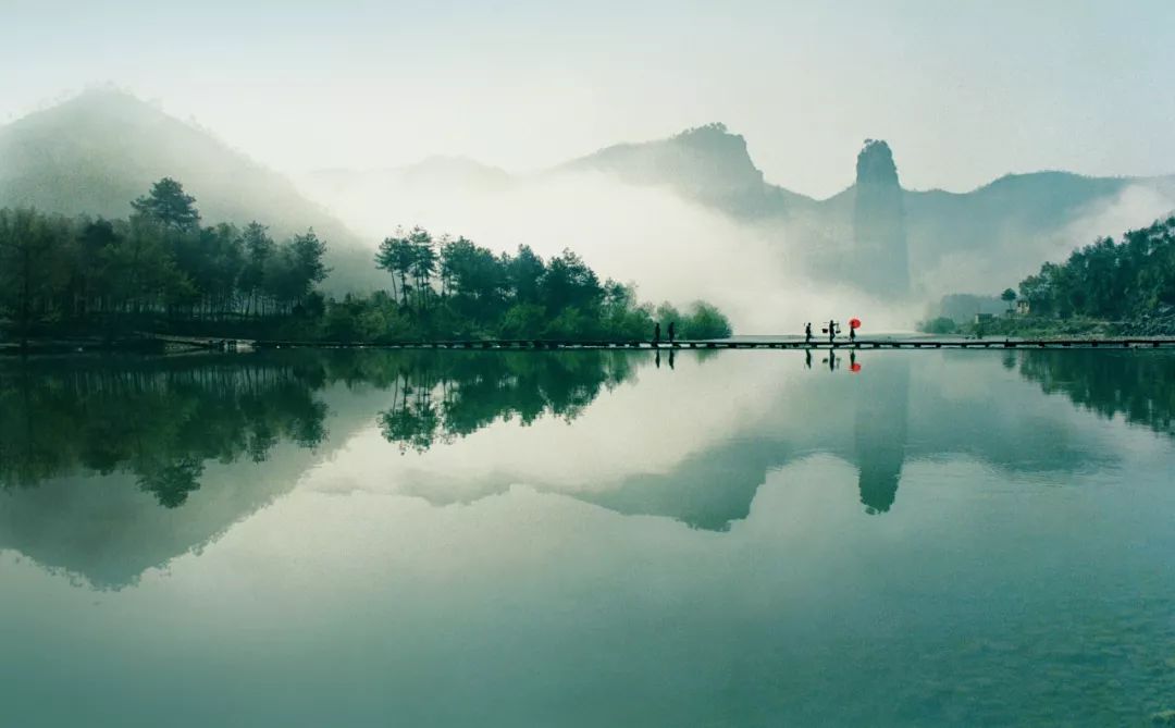 好像能看风落尘香, 看雨绕篱墙, 风景这般静好, 温馨而从容.