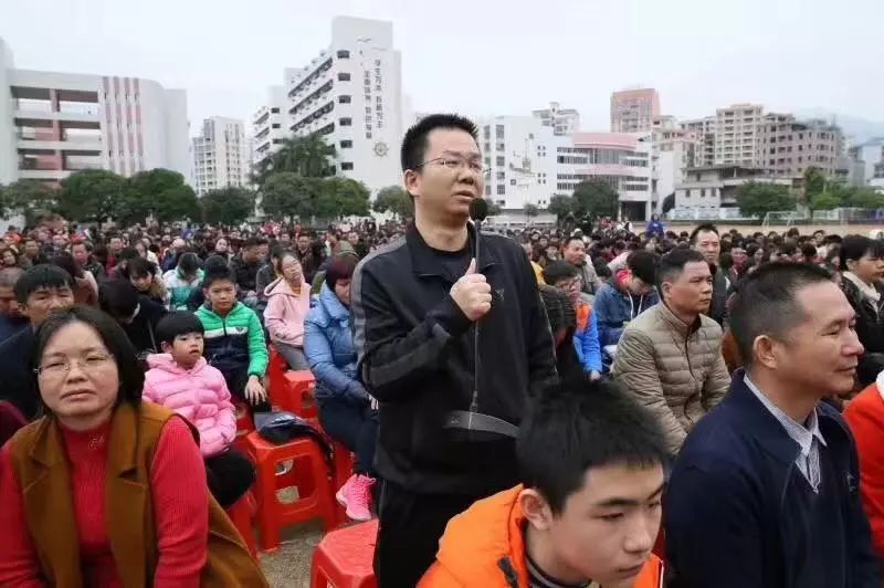 我市首届北京大学成功家庭教育暨子女学业发展论坛在邓发纪念中学举行