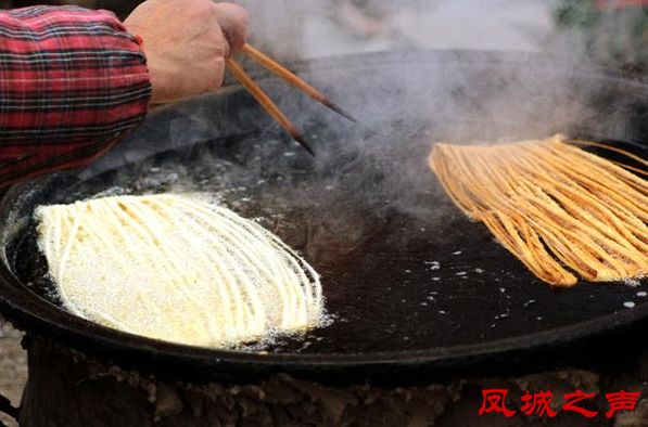 这些手工美食虽然现在也有 小编带你回味那种味道 炸馓子,丰县特有的