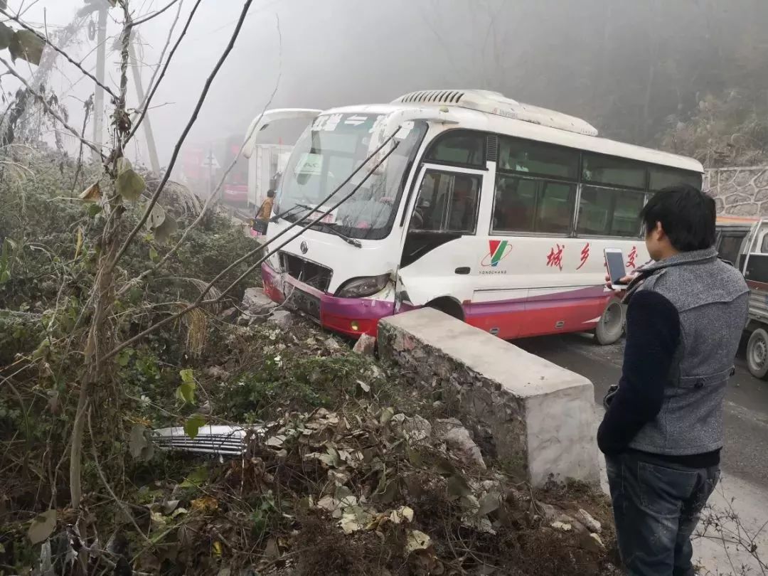 中巴车在建始三里坝发生车祸,幸亏有这个防护工程(视频)