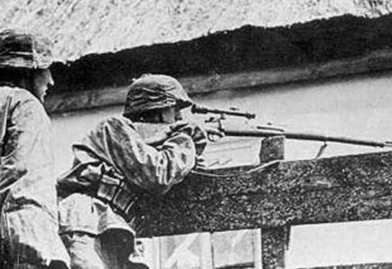 图为纳粹德军中优秀的狙击手正在无情的猎杀苏联士兵.