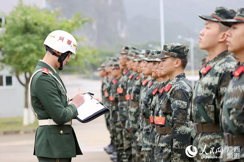 近日,武警广西总队新兵团训练基地承训点组织新兵进行阶段性军事训练