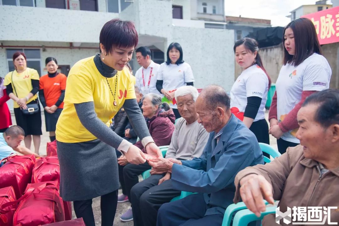 中脉美丽棉湖会所的负责人郑少彪先生向金和镇敬老院代表赠予感谢金