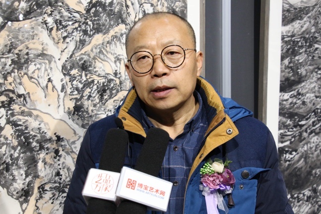 参展艺术家时振华先生接受媒体采访参展艺术家赵小海先生接受媒体采访