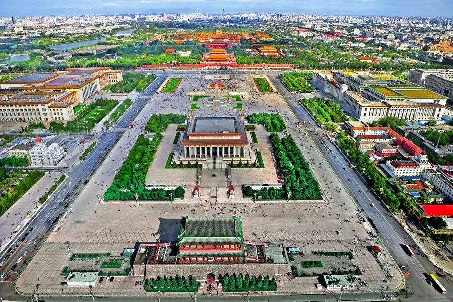 北京中轴线全貌 摄影 张岩 就皇帝的都城来说,我们看到古代权力景观